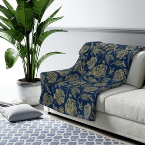 NWT Porter Anna- Navy & Gold Sherpa Blanket in Peony